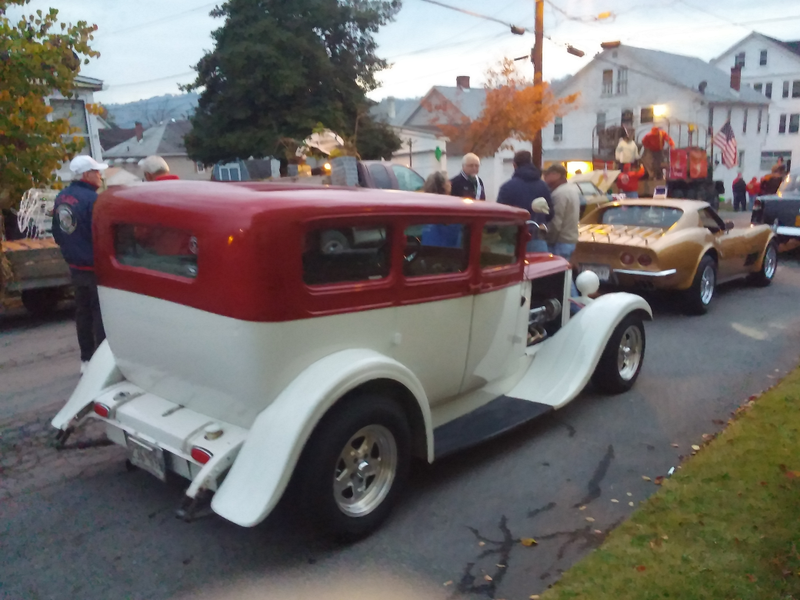 Illustration for article titled Halloween Parade Car Show Photodump